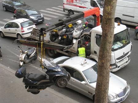 ASÍ SE LLEVA LA GRUA LAS MOTOS EN PARIS Bike-removal-2